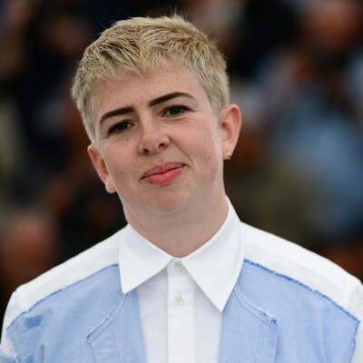 La femme sourit sur le tapis rouge à Cannes. 