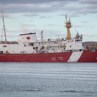 Le Hudson qui entre dans le port d'Halifax.