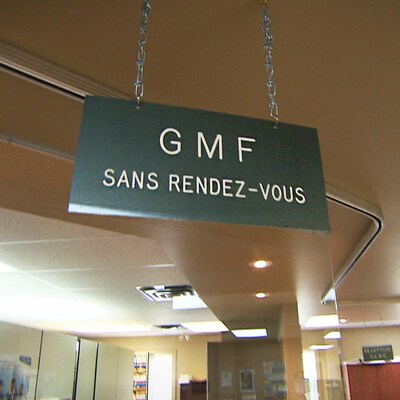 Pancarte d'accueil d'un GMF, ou groupe de médecine familiale.