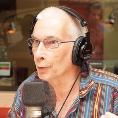 Le psychologue Pierre Faubert au micro radio de Radio-Canada