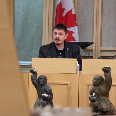 Le premier ministre du Nunavut, P.J. Akeeagok, parle à l'Assemblée législative.