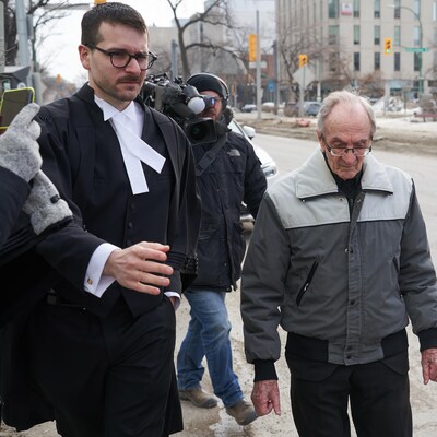 Le prêtre retraité Arthur Massé, 93 ans, quitte le tribunal provincial du Manitoba, à Winnipeg, le 30 mars 2023.