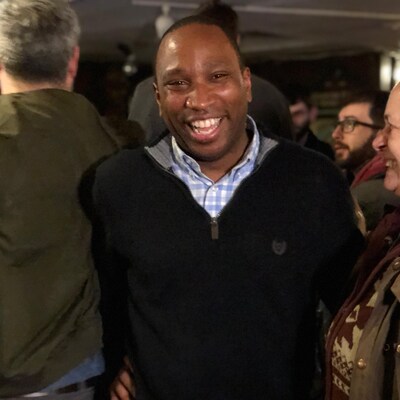 Un homme qui sourit.