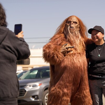 Un homme déguisé en Sasquatch pose avec des participants à la Nicola Valley Bigfoot Conference, en mai 2023.