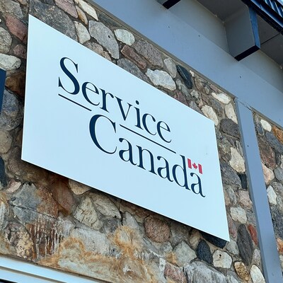 La devanture d'un bureau de Service Canada.