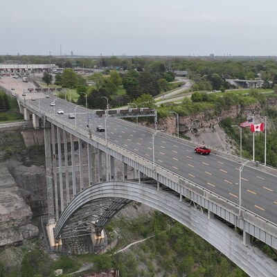 Vue par drone du pont qui surplombe la rivière Niagara et du poste de douane américain.