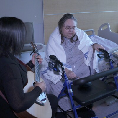 une patiente participe à la session de musique thérapie.
