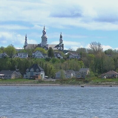 L'église surplombe Trois-Pistoles et ses maisons riveraines du fleuve.