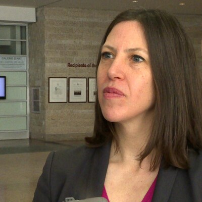 Vera Etches répond aux questions de journalistes à l'hôtel de ville d'Ottawa.