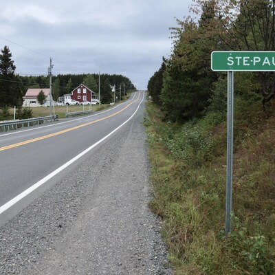 La pancarte à l'entrée de la route du village de Sainte-Paule.