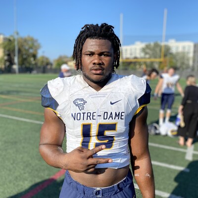 Le joueur de football Steve Pierre Bolo Mboumoua dans son uniforme du campus Notre-Dame-de-Foy 