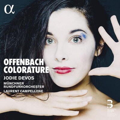Couverture d,album présentant le visage d'une jeune femme maquillée en blanc avec du rouge à lèvres très rouge mais en partie effacé et du fard bleu au coin supérieur de l'oeil droit