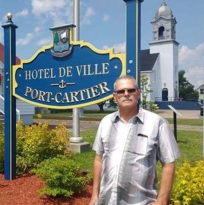 Alain Thibault, candidat à la mairie de Port-Cartier, devant l'hôtel de ville 