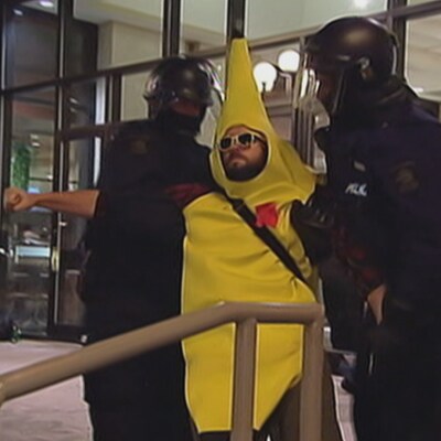 Des policiers du SPVQ procèdent à l’arrestation de «banane rebelle» au cours d’une manifestation organisée à Québec lors du printemps érable.