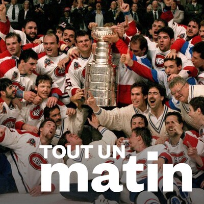 Les joueurs et les membres de l'équipe des Canadiens de Montréal posent pour une photo avec la coupe Stanley. 