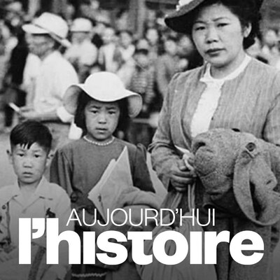 Une femme et des enfants Canadiens d'origine japonaise de la Colombie-Britannique en déplacement vers un camp d'internement en 1942.