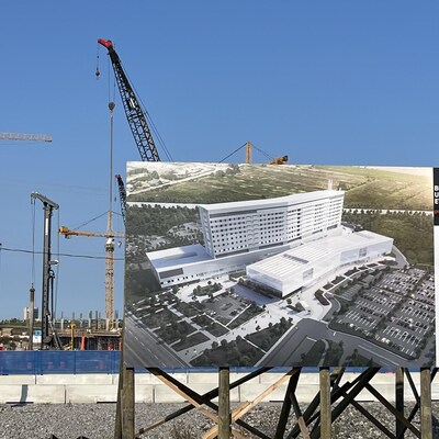 Une pancarte du futur hôpital et du stationnement.