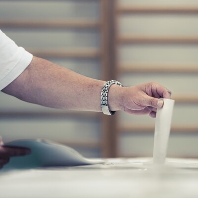 Un électeur place son bulletin de vote dans l'urne.