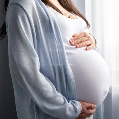 La femme enceinte se tient le ventre.