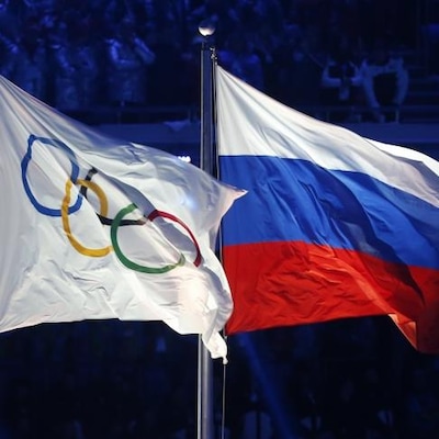 Le drapeau des Jeux olympiques et celui de la Russie, côte à côte