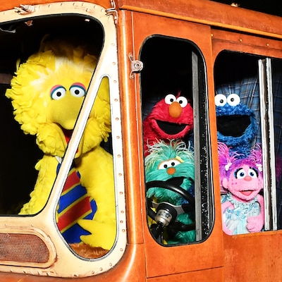 Big Bird, Elmo, Cookie Monster et quelques personnages de l'émission Sesame Street sont dans un autobus.