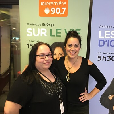 Deux femmes qui posent pour la caméra