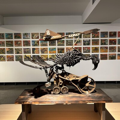 Une sculpture et plusieurs tableaux de l'artiste Terry Graff présentée à la Galerie d'art de Sudbury.