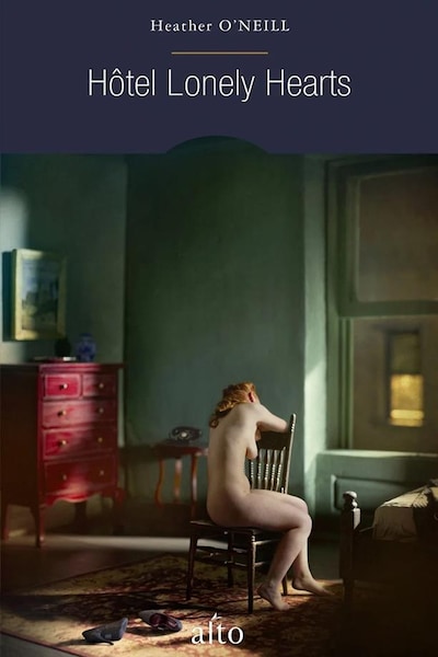 Une femme nue est assise sur une chaise, de dos, dans un appartement en ville. Elle a de longs cheveux roux et elle ressemble à Vénus, déesse de l'antiquité grecque. Elle regarde en direction d'une fenêtre, qui offre une vue sur un édifice brun. La scène ressemble plus à une peinture qu'une photo