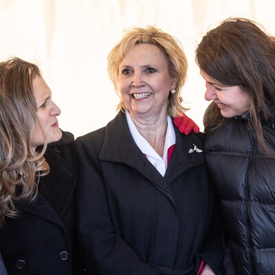 Chrystia Freeland, Gale Katchur et Danielle Smith à Fort Saskatchewan le 29 novembre.