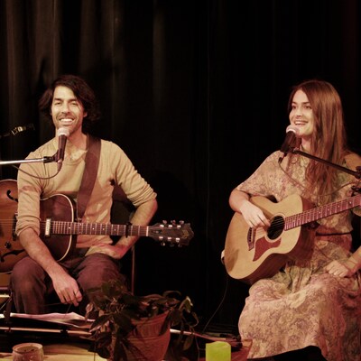 Jean-Philippe Gauthier et Marika Sirois, chacun avec une guitare à la main.