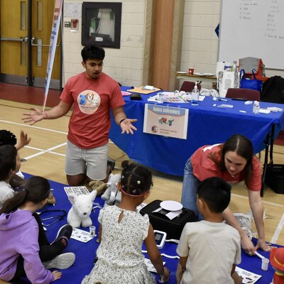 Des enfants participent à une présentation sur les soins hospitaliers dans un gymnase.
