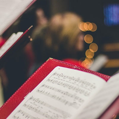 Un livre de notes de chant choral. 