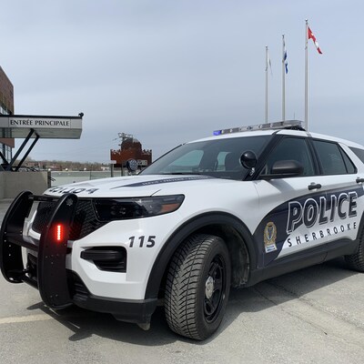 Un VUS de la police de Sherbrooke est stationné devant l'entrée principale du poste, gyrophares en marche.