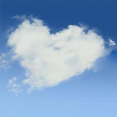 Un nuage en forme de coeur sur un ciel bleu.