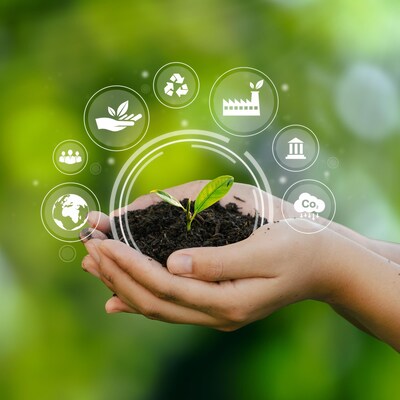 Différents logos écologiques sont en surimpression autour de mains qui portent une petite plante.