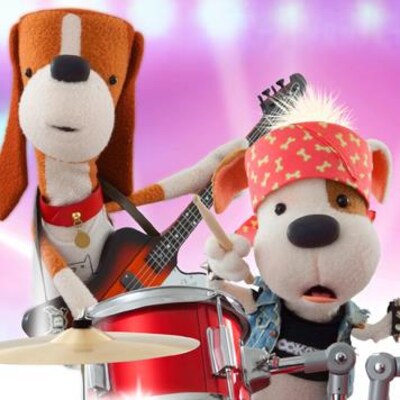Les chiens sont a leur instruments (guitare et batterie) pour une prestation.