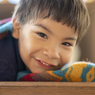 Il a 4 ans, il a des origines autochtones et sourit à la caméra