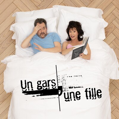 Lit, boîtes de déménagement, homme, femme, peluche