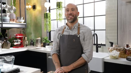 Il est sur le plateau de l'émission 5 chefs dans ma cuisine.