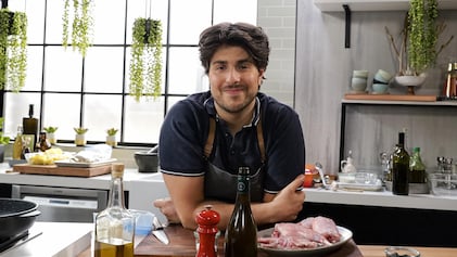 Luca Cianciulli dans la cuisine de l'émission 5 chefs dans ma cuisine.