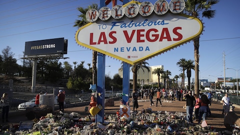 Des fleurs et des chandelles ont été posées lundi devant le panneau « Welcome to fabulous Las Vegas » en hommage aux victimes de la fusillade.