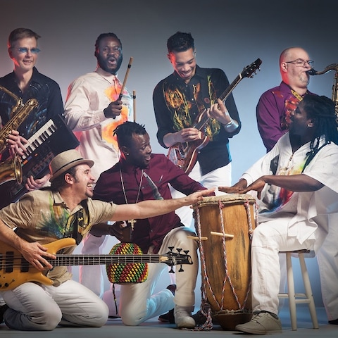 L'Ensemble Afrovibes sera au Festival de jazz de Québec. On y voit 8 musiciens qui semblent s'amuser en jouant de la musique.