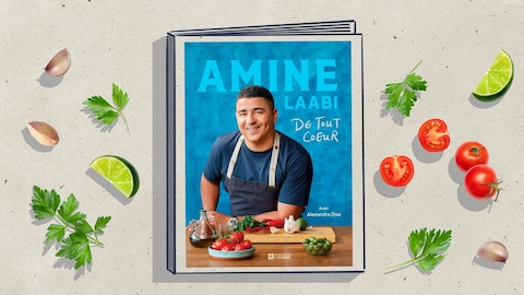 La couverture du livre De tout cœur d'Amine Laabi entouré de lime, de coriandre, d'ail et de tomates.