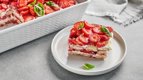 Un morceau de gâteau frigo aux fraises d'automne dans une assiette.