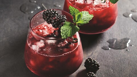 Un mocktail à la mûre dans un verre.