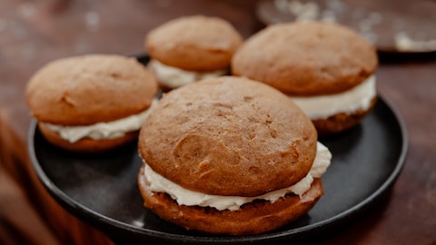Des biscuits whoopie pies à la citrouille servis dans une assiette.