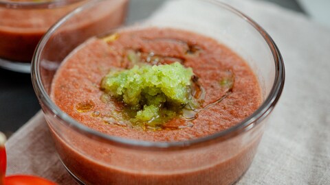 De la gaspacho de melon d'eau et granité au concombre dans un contenant en verre.