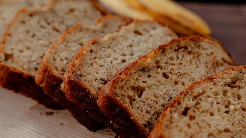 Des tranches de pain aux bananes au miel et au romarin.