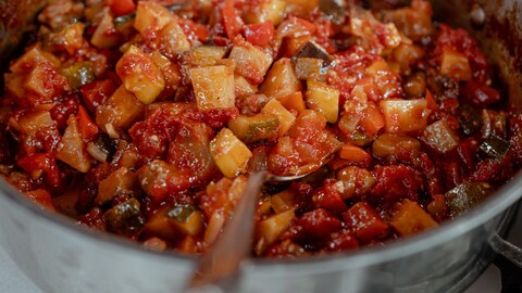 Une casserole remplie de ratatouille.