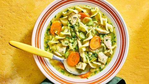 L'équipe Ricardo Un bol de soupe poulet et nouilles au fenouil.